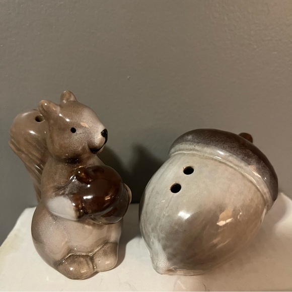 vintage squirrel and acorn salt and pepper shaker set. - Picture 8 of 9